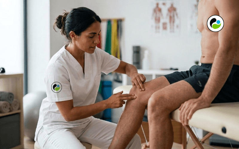 fisioterapeuta valorando tendinitis de pata de ganso en rodilla